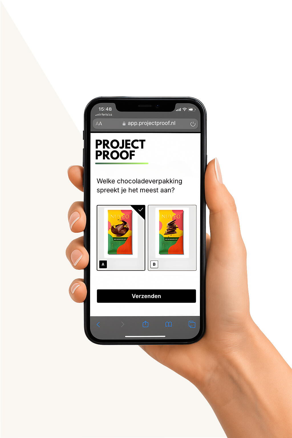 Een hand houdt een smartphone vast waarop een ProjectProof onderzoek te zien is. Op het scherm verschijnt de vraag: "Welke chocoladeverpakking spreekt je het meest aan?" met twee kleurrijke verpakkingen (A en B) als keuzeopties en een verzendknop eronder.